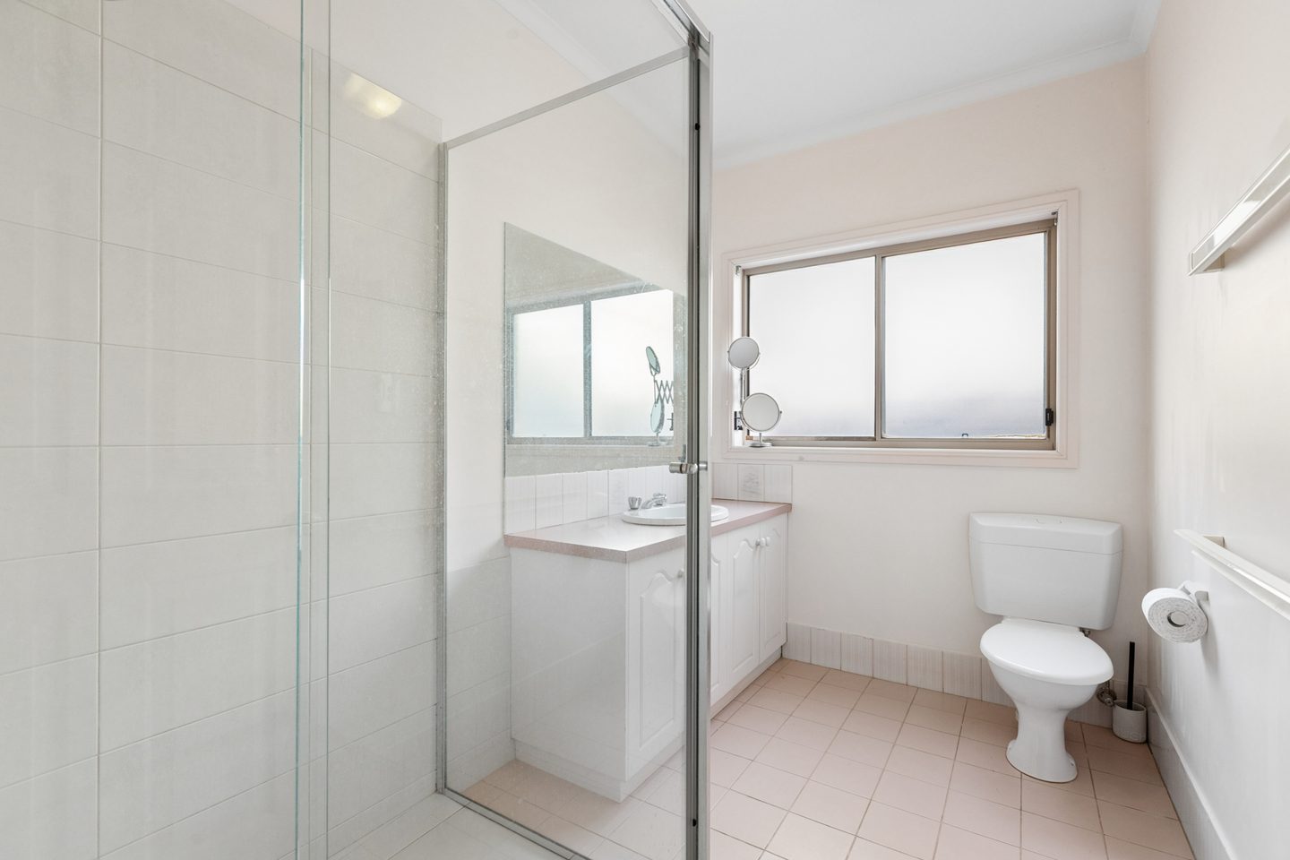 Ensuite shower and vanity